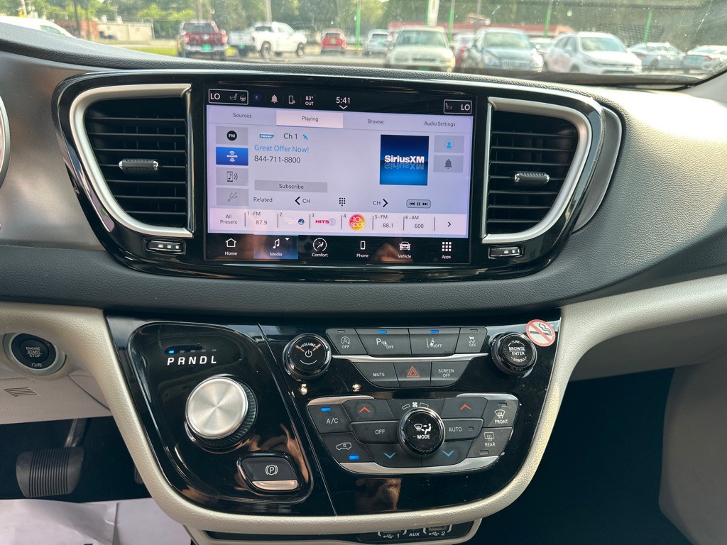 2023 Chrysler Pacifica Image 12