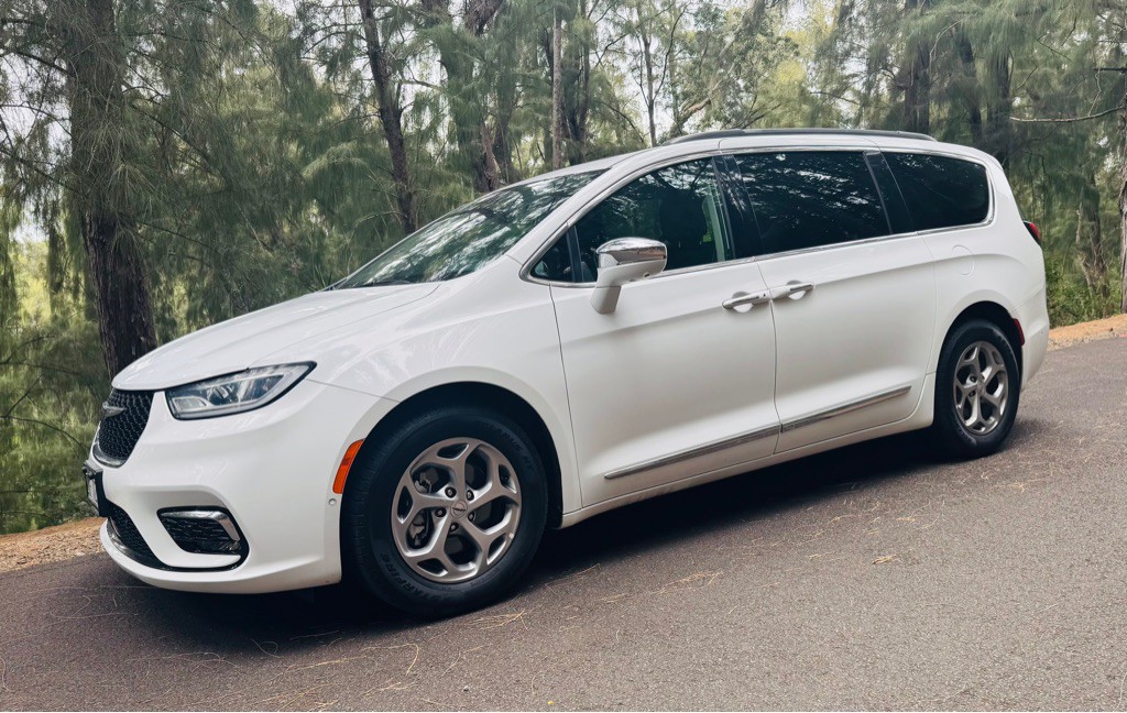 2022 Chrysler Pacifica Image 2