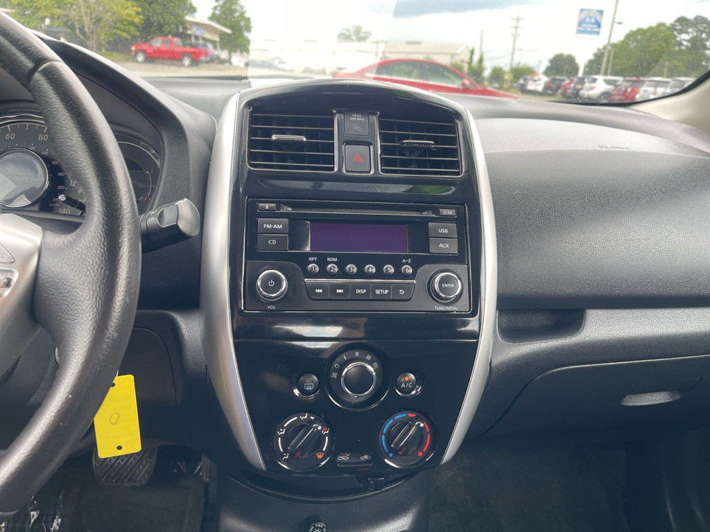 2015 Nissan Versa Image 11