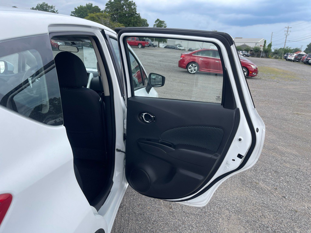 2015 Nissan Versa Image 16