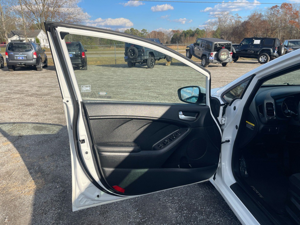 2017 Kia Forte Image 11