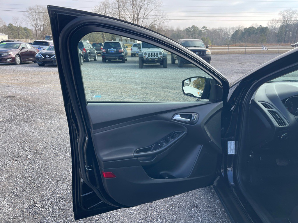 2017 Ford Focus Image 11