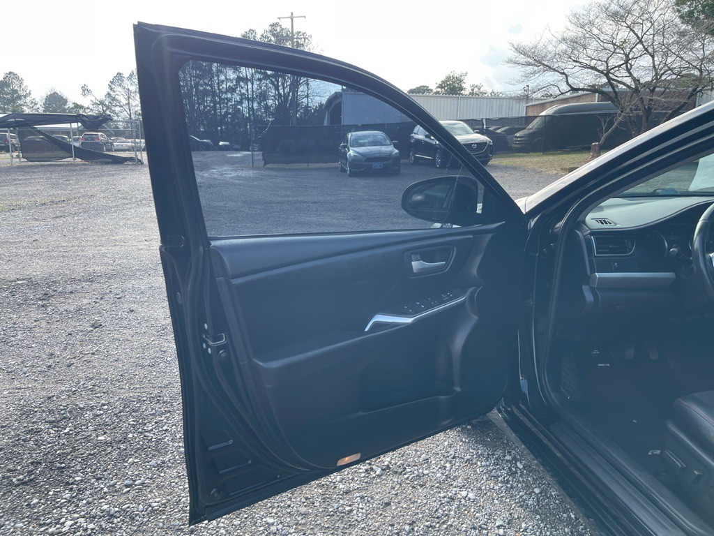 2017 Toyota Camry Image 12