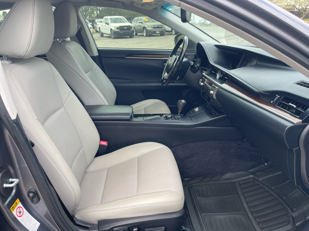 2015 Lexus ES 350 Image 16