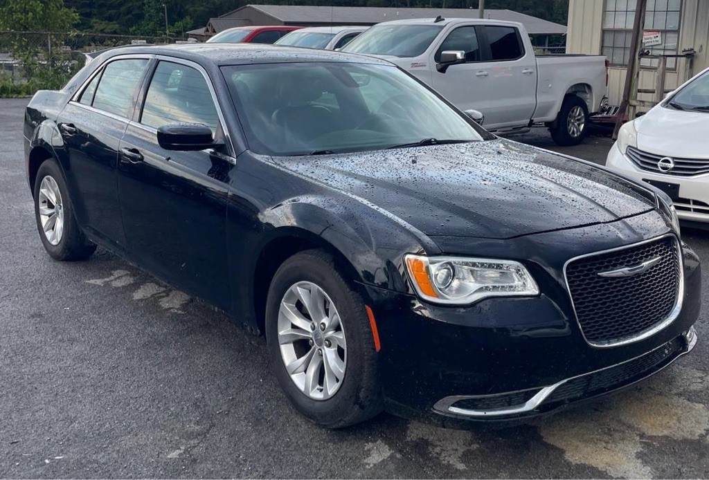 2015 Chrysler 300 Image 2