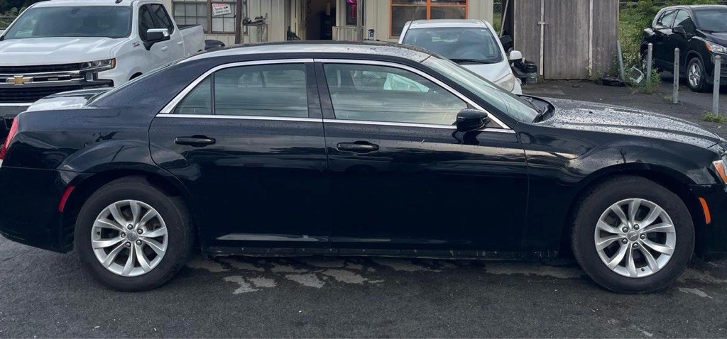 2015 Chrysler 300 Image 3