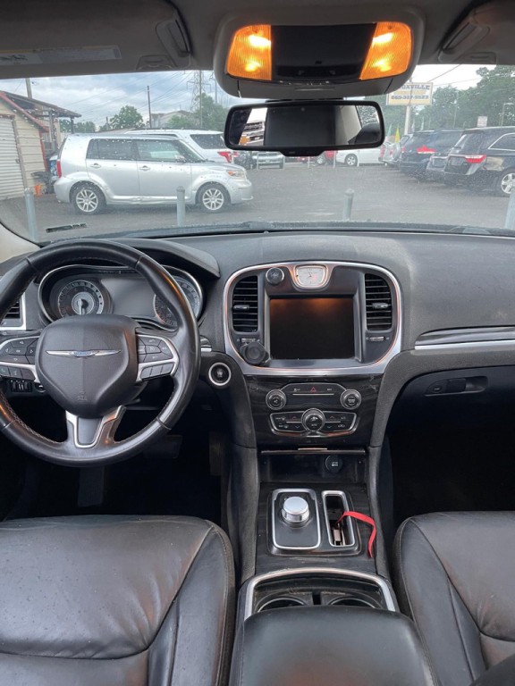 2015 Chrysler 300 Image 10