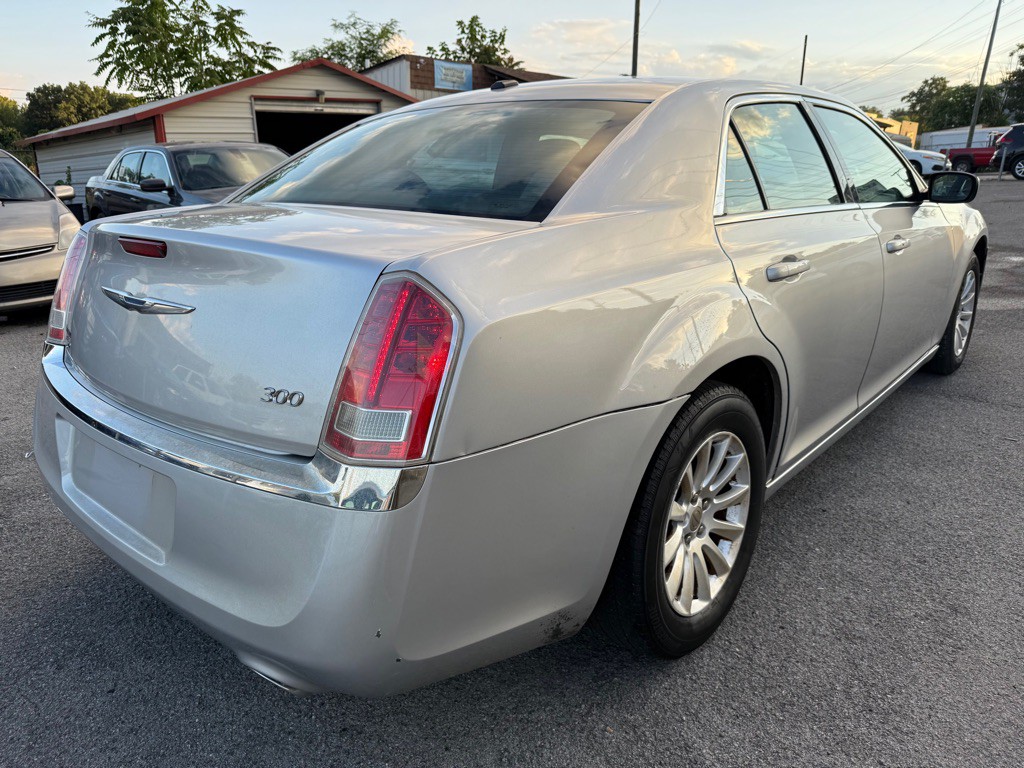 2012 Chrysler 300 Image 4