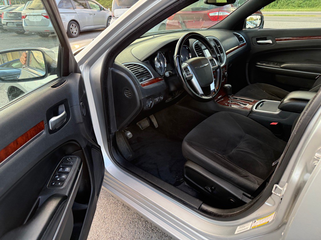 2012 Chrysler 300 Image 10