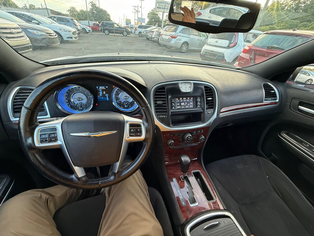 2012 Chrysler 300 Image 16