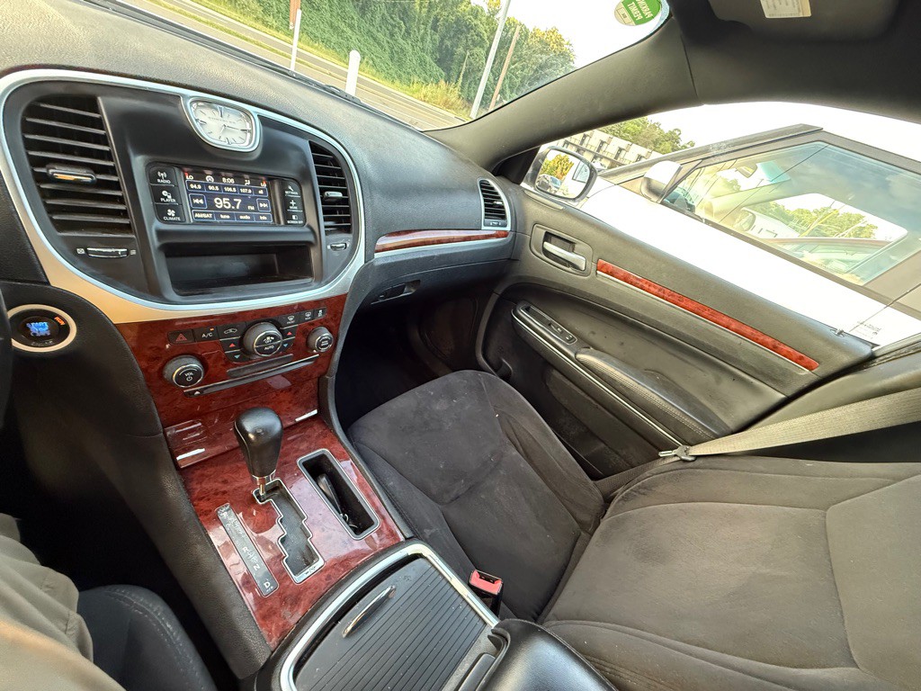 2012 Chrysler 300 Image 17