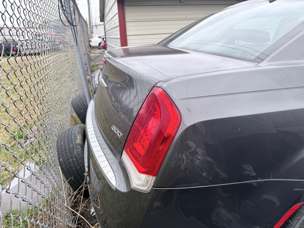 2015 Chrysler 300 Image 4