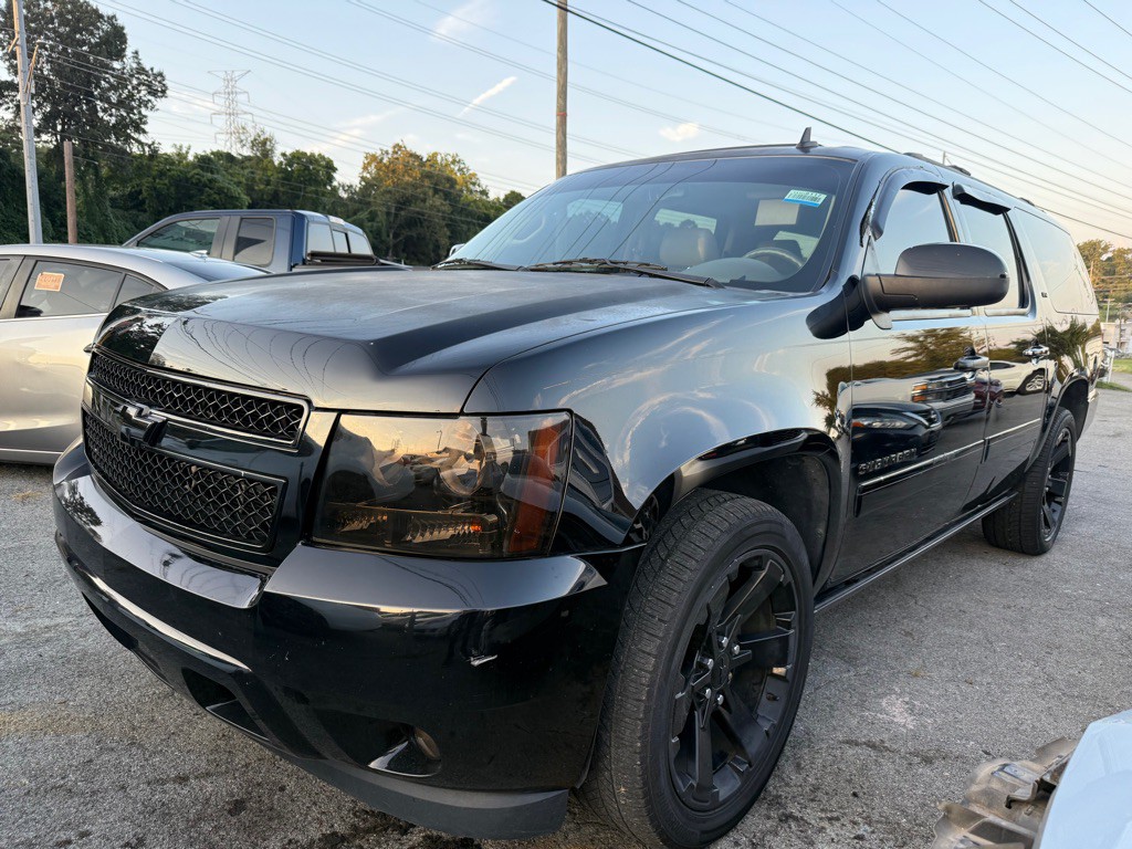 2014 Chevrolet Suburban Image 2