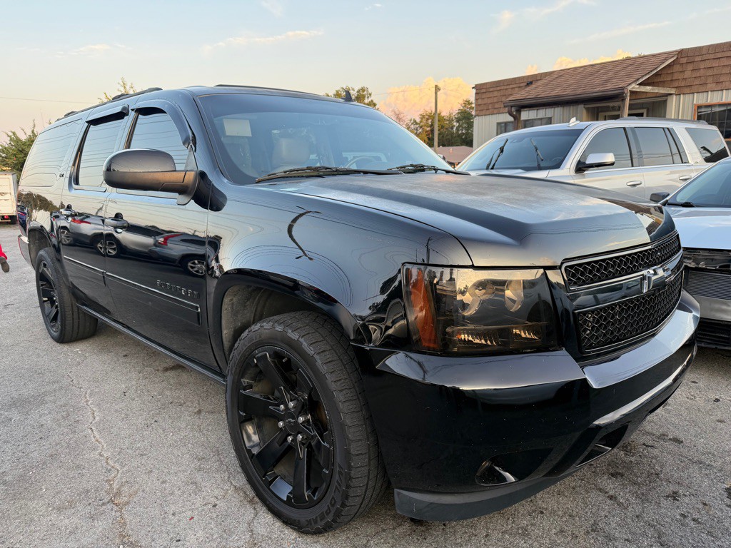 2014 Chevrolet Suburban Image 3