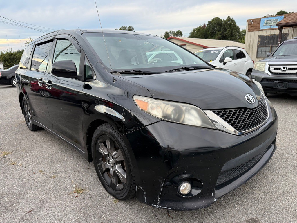 2012 Toyota Sienna Image 2