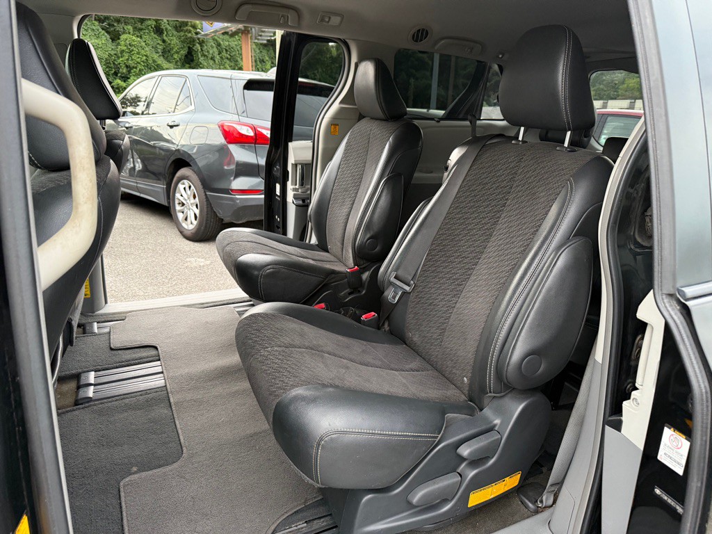2012 Toyota Sienna Image 11