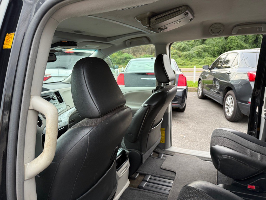 2012 Toyota Sienna Image 12