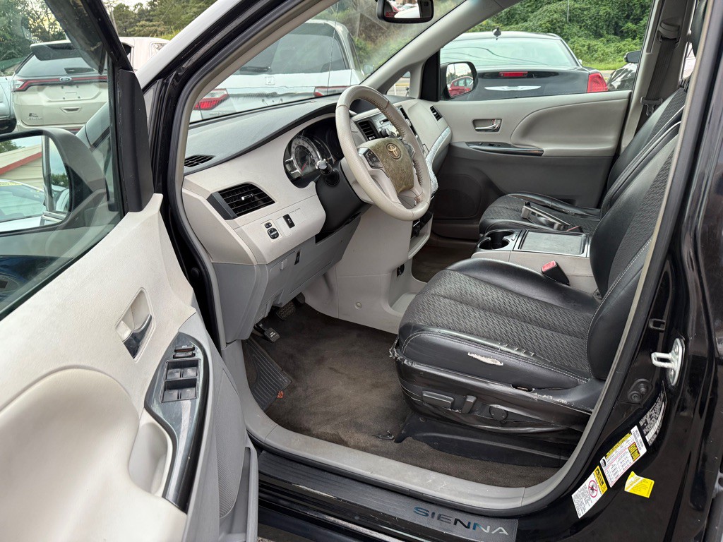 2012 Toyota Sienna Image 14