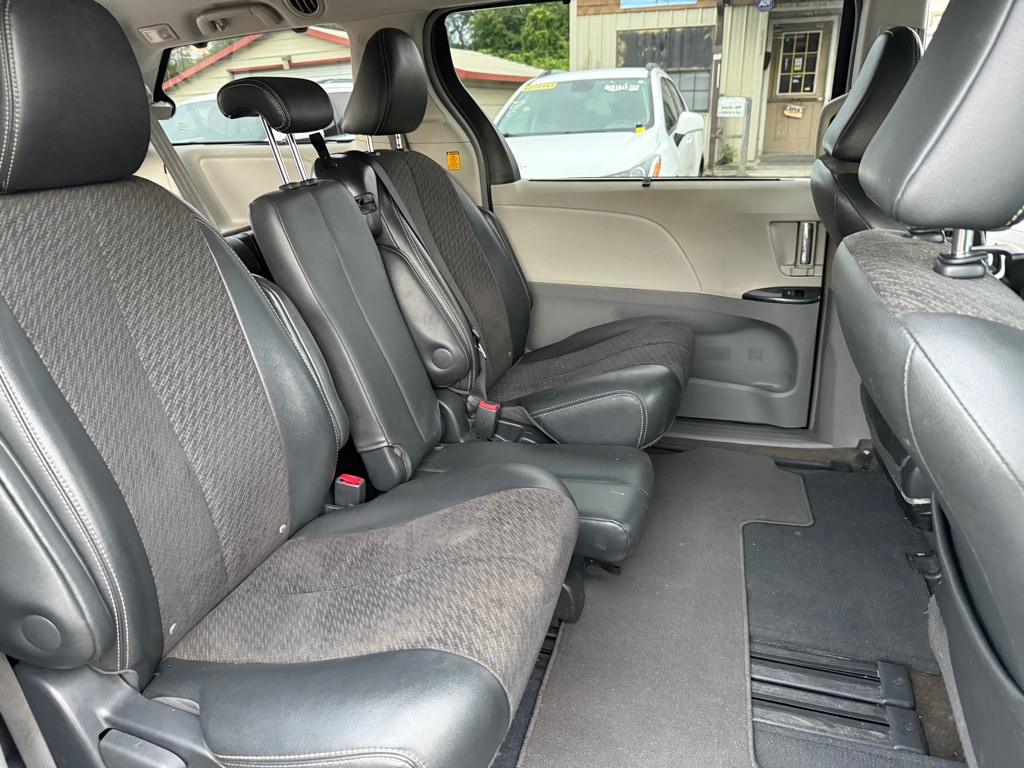 2012 Toyota Sienna Image 15
