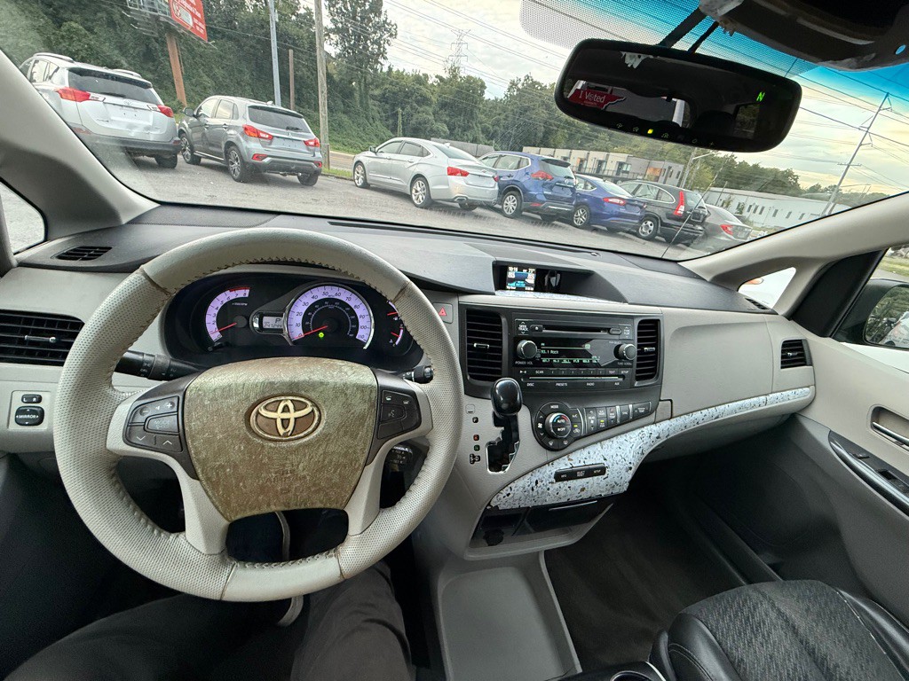 2012 Toyota Sienna Image 16
