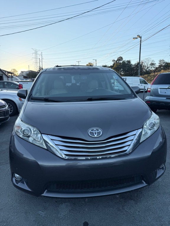 2012 Toyota Sienna Image 1