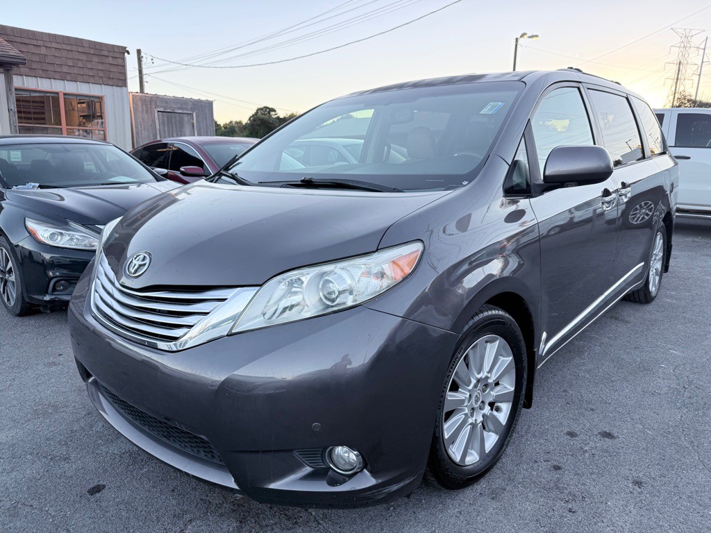 2012 Toyota Sienna Image 2