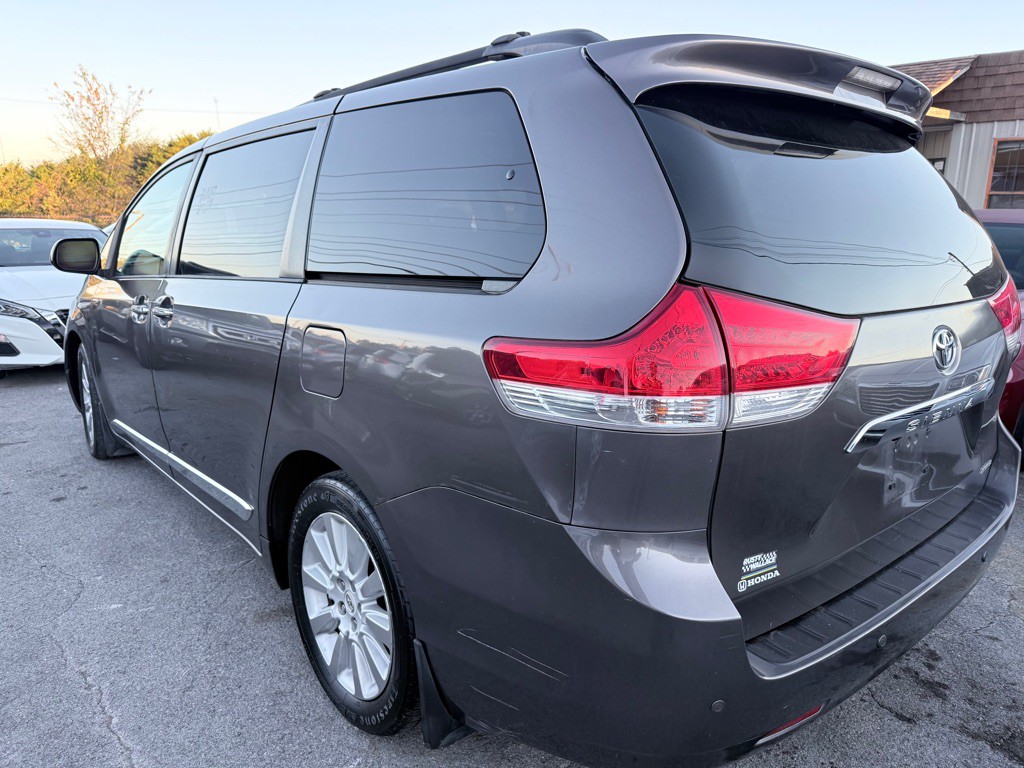 2012 Toyota Sienna Image 3