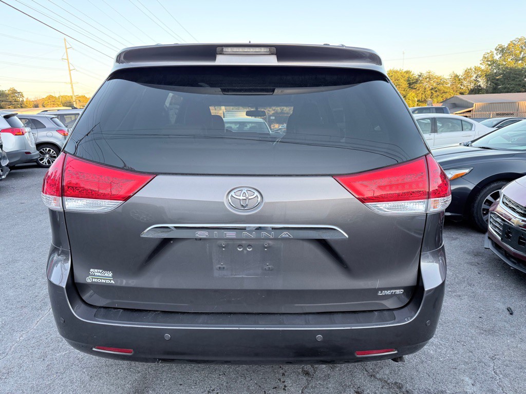 2012 Toyota Sienna Image 4