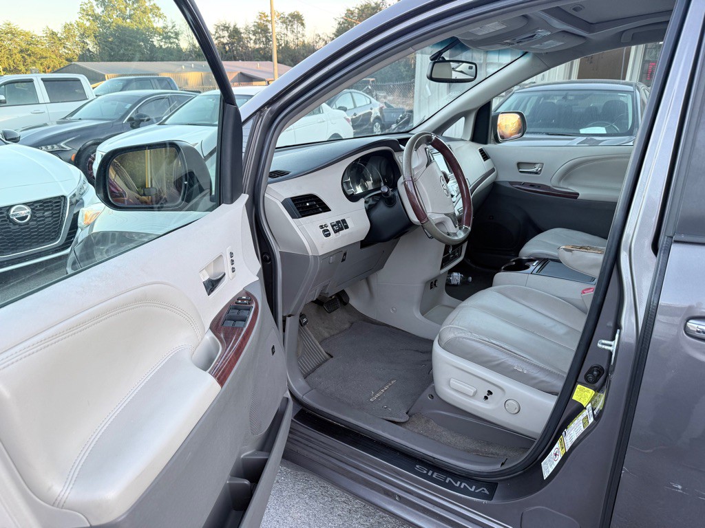 2012 Toyota Sienna Image 7