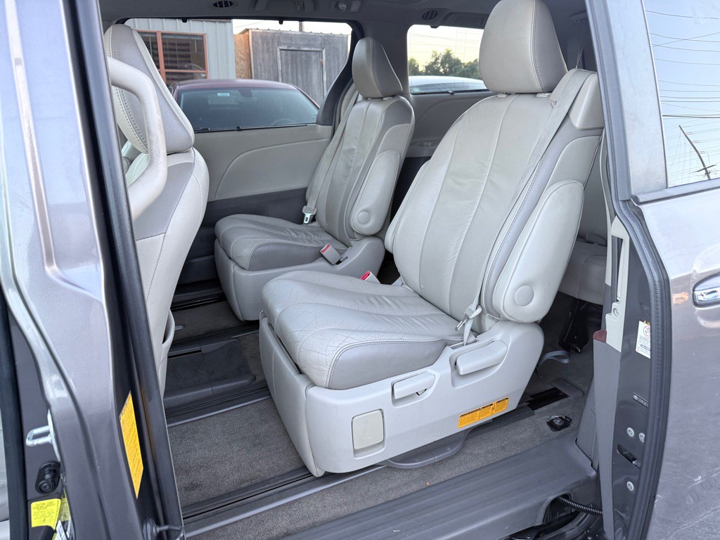 2012 Toyota Sienna Image 8