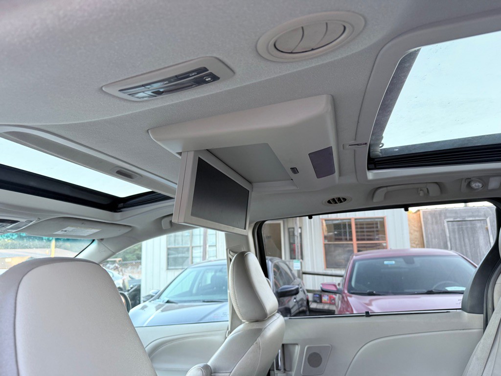 2012 Toyota Sienna Image 9