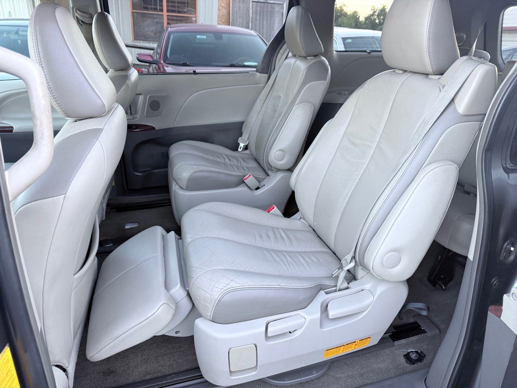 2012 Toyota Sienna Image 10