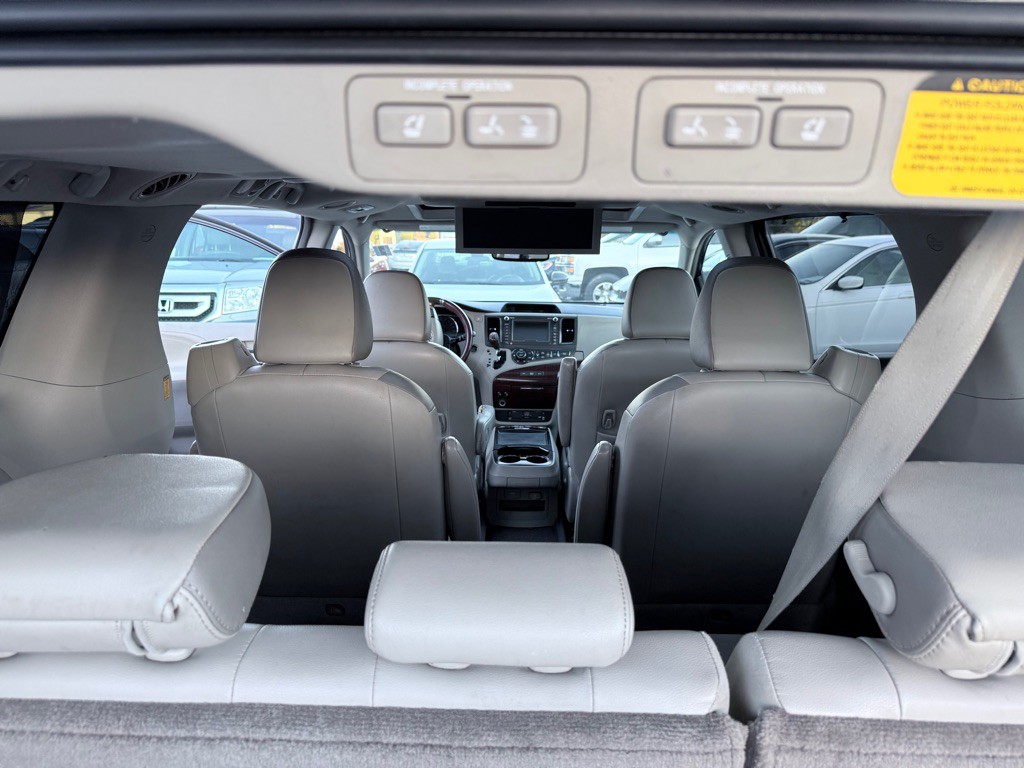 2012 Toyota Sienna Image 11