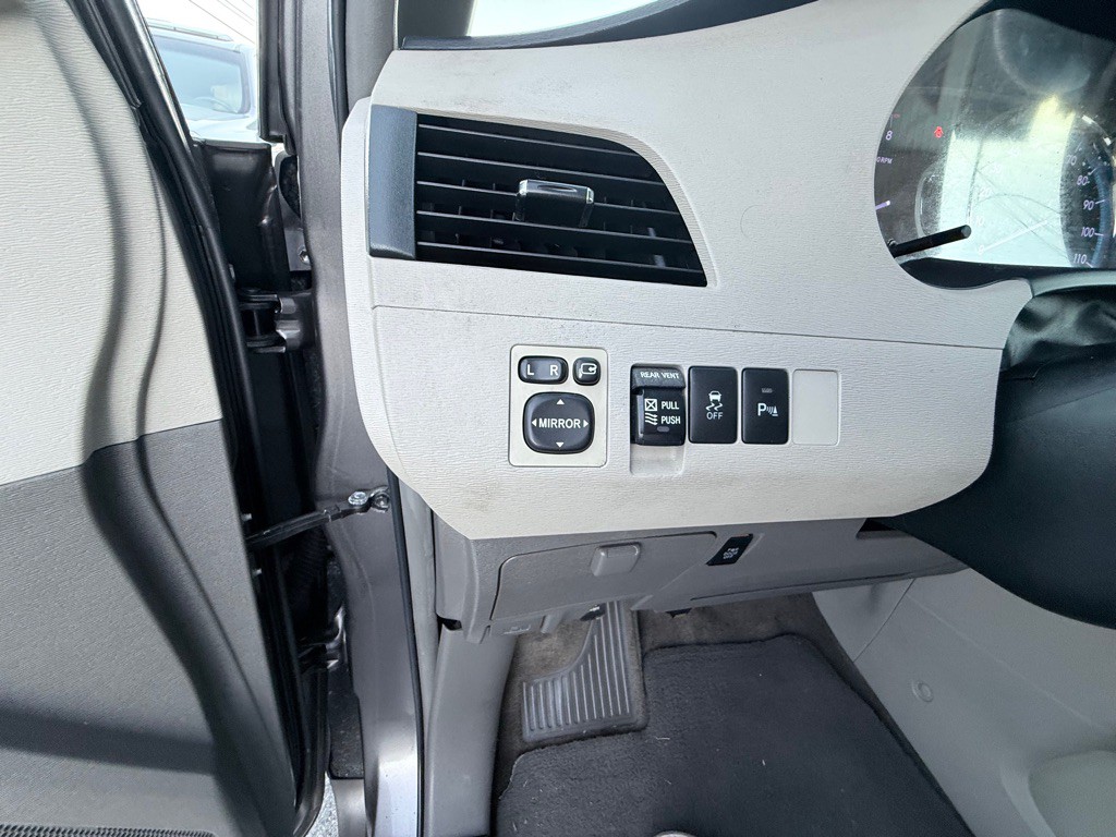 2012 Toyota Sienna Image 12