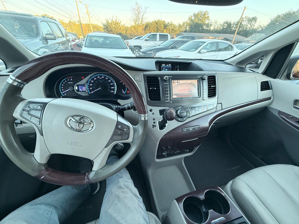 2012 Toyota Sienna Image 14