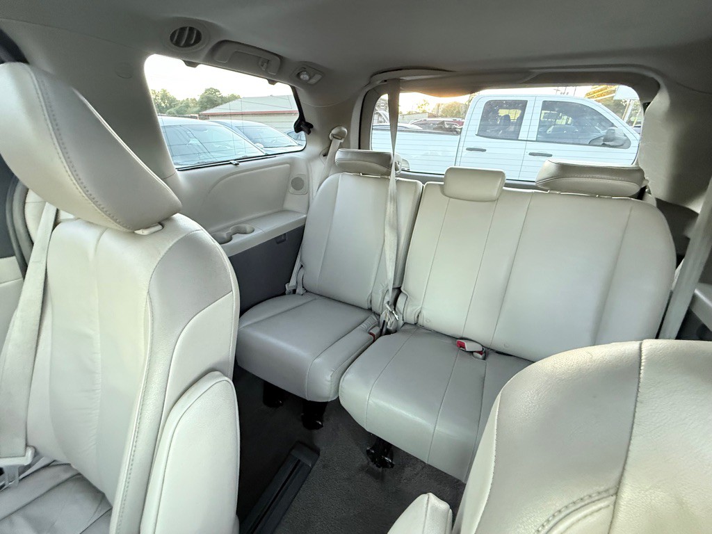 2012 Toyota Sienna Image 16
