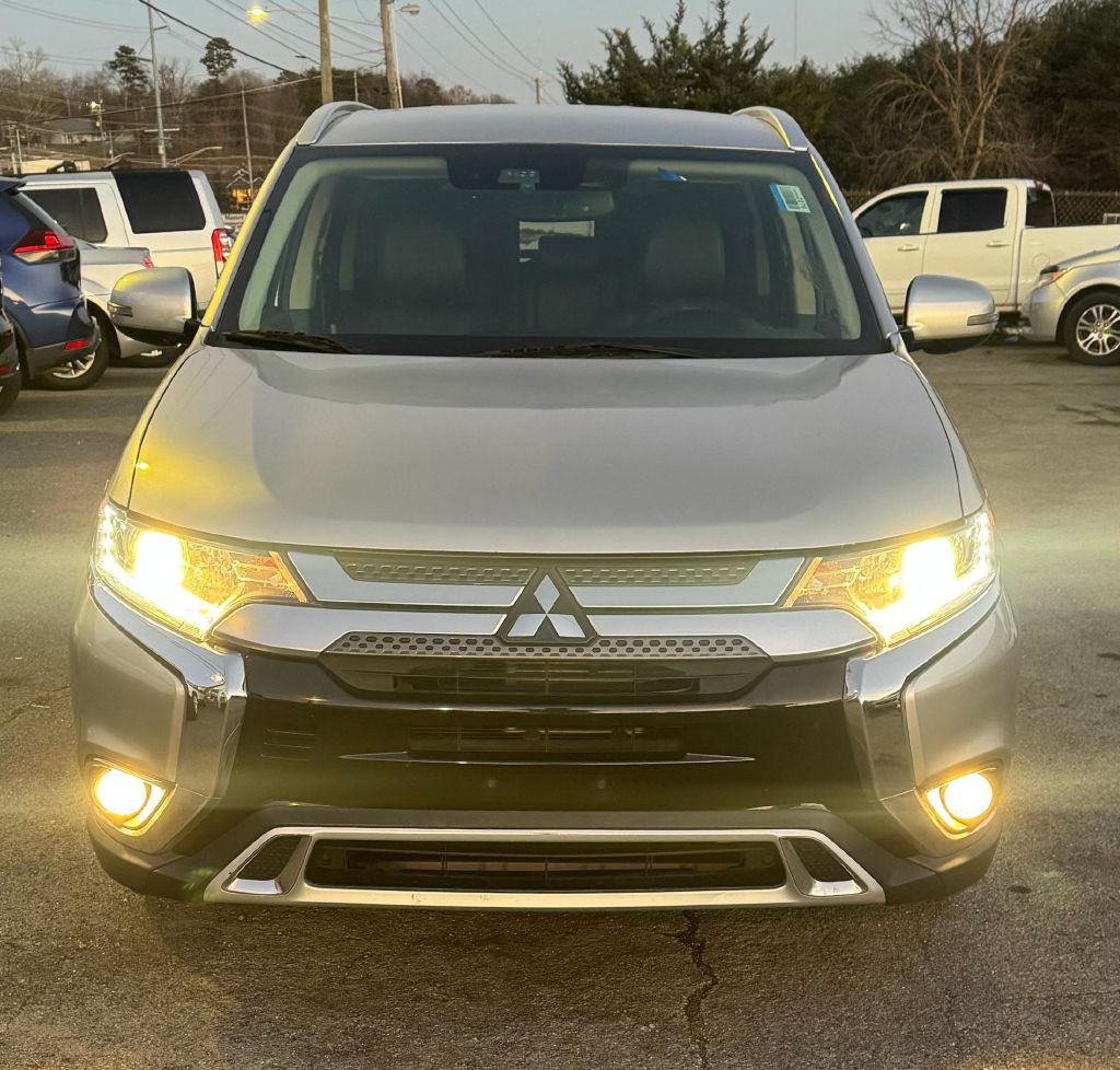 2020 Mitsubishi Outlander Image 1