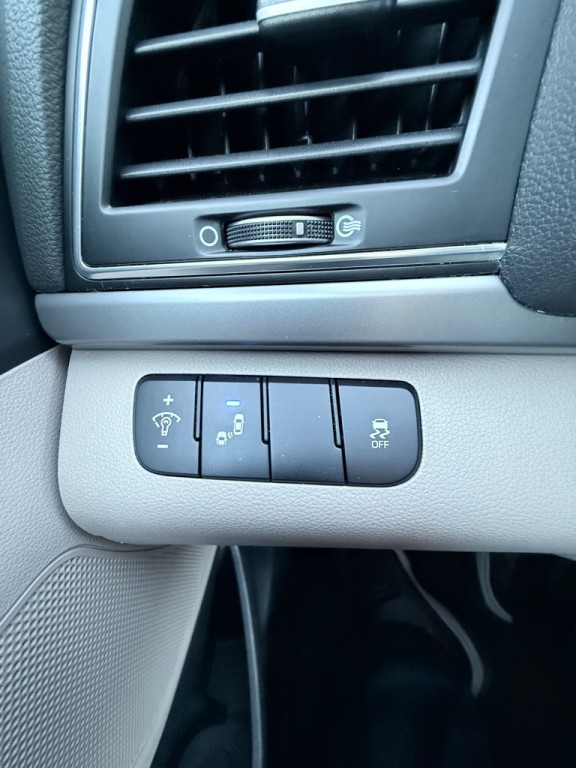 2017 Hyundai Elantra Image 16