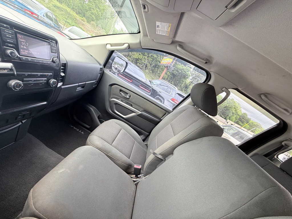 2015 Nissan Titan Image 18