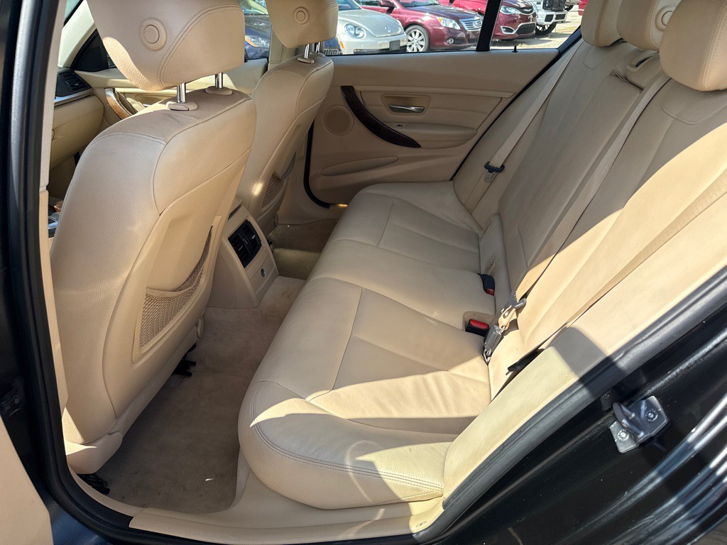 2013 BMW 3 Series Image 11
