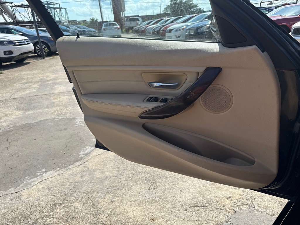 2013 BMW 3 Series Image 19