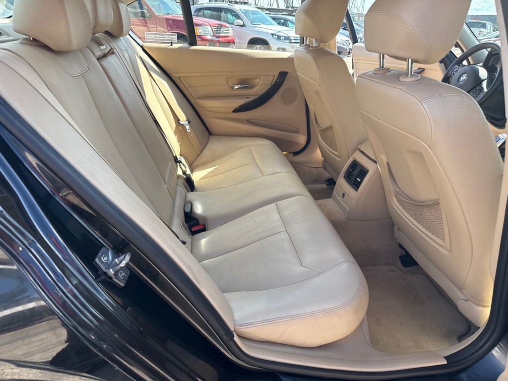 2013 BMW 3 Series Image 24
