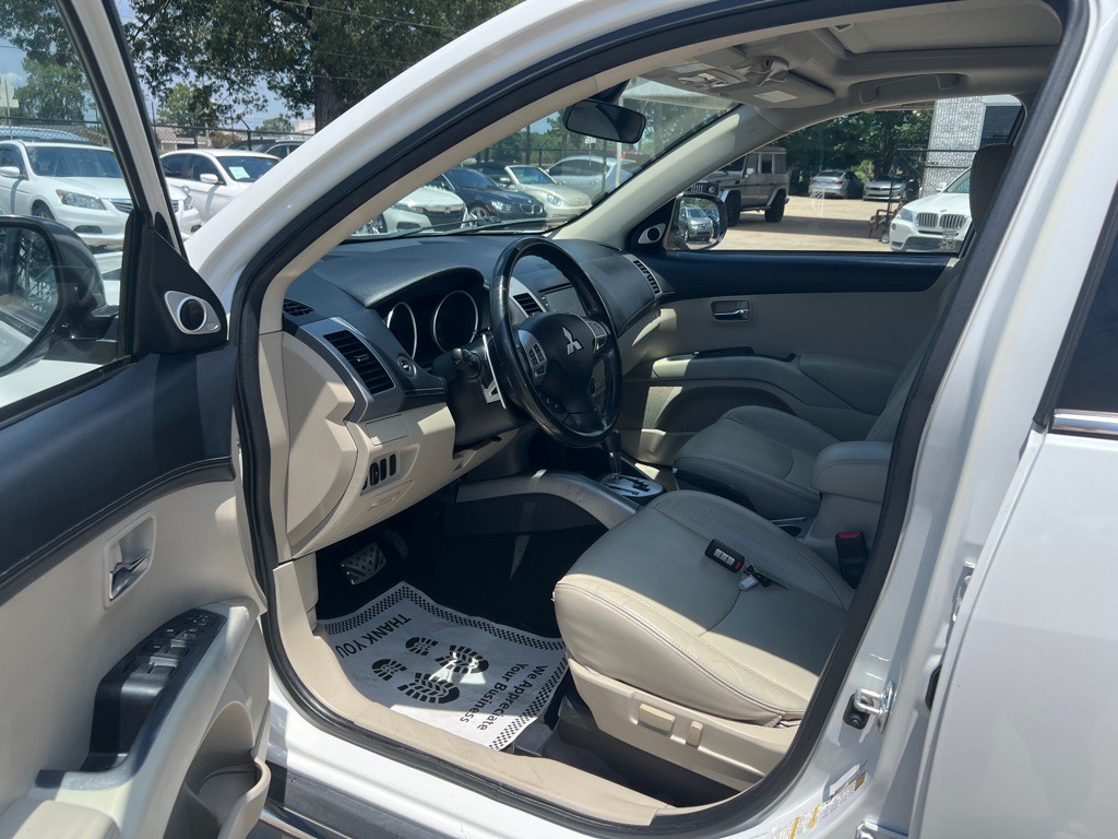 2011 Mitsubishi Outlander Image 14