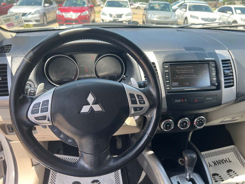 2011 Mitsubishi Outlander Image 16