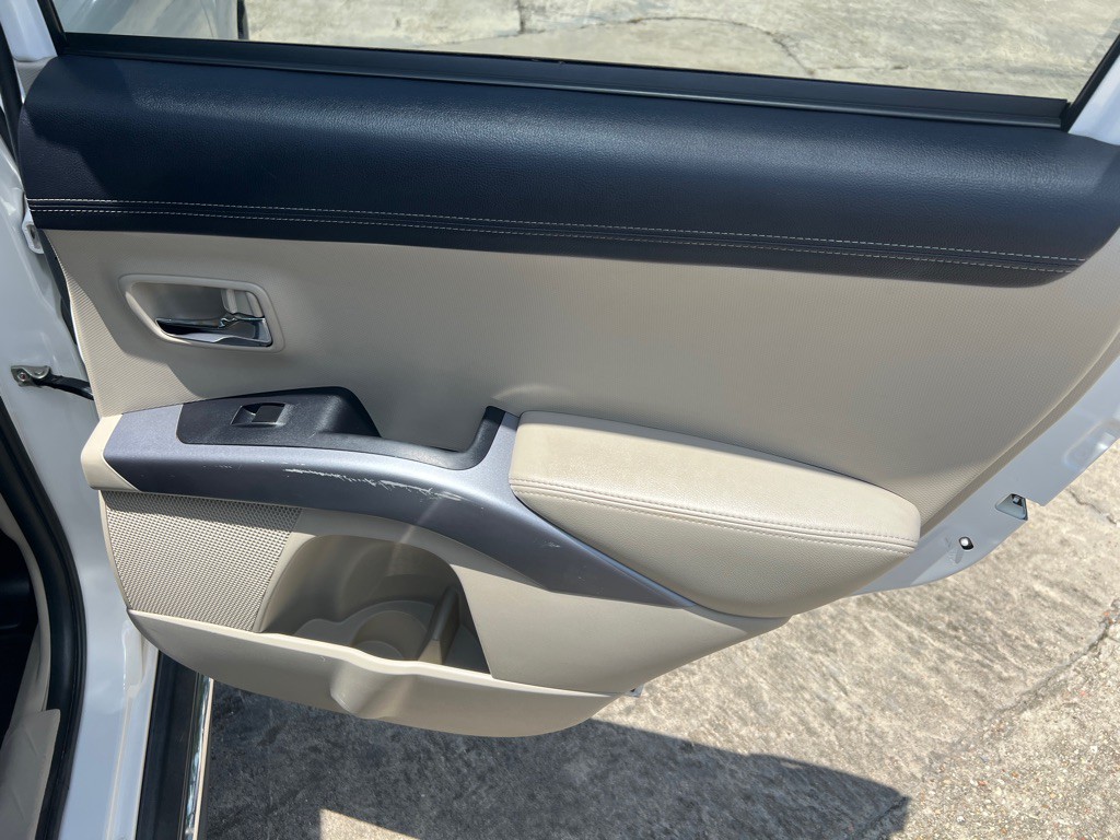2011 Mitsubishi Outlander Image 35