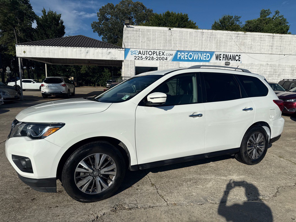 2017 Nissan Pathfinder Image 1