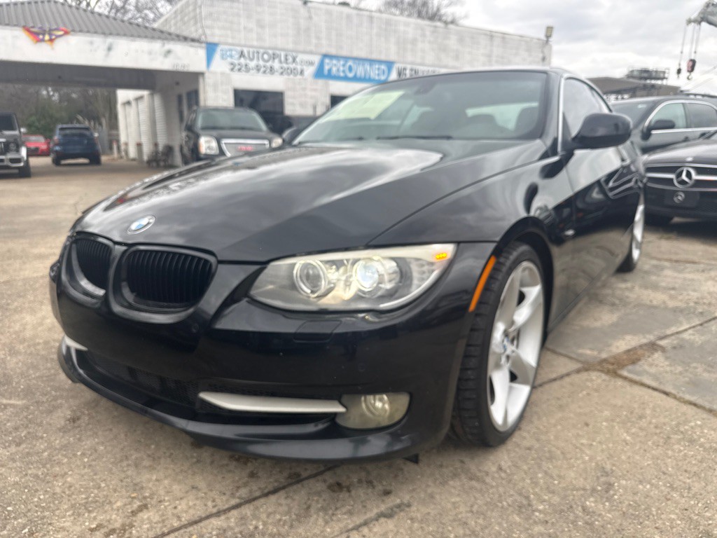 2011 BMW 3 Series Image 2