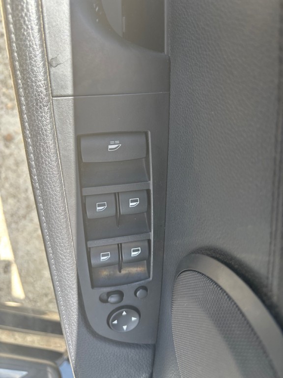 2011 BMW 3 Series Image 17