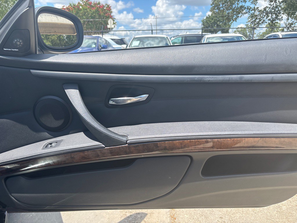 2011 BMW 3 Series Image 23