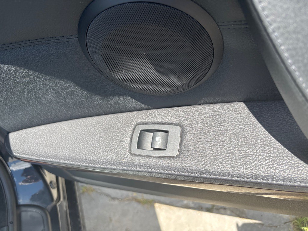 2011 BMW 3 Series Image 24